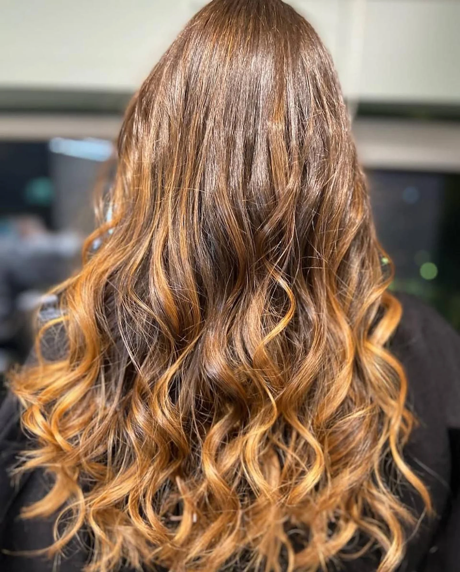 Balayage caramelo con ondas realizado en Studio Virginia Falcão Cambrils