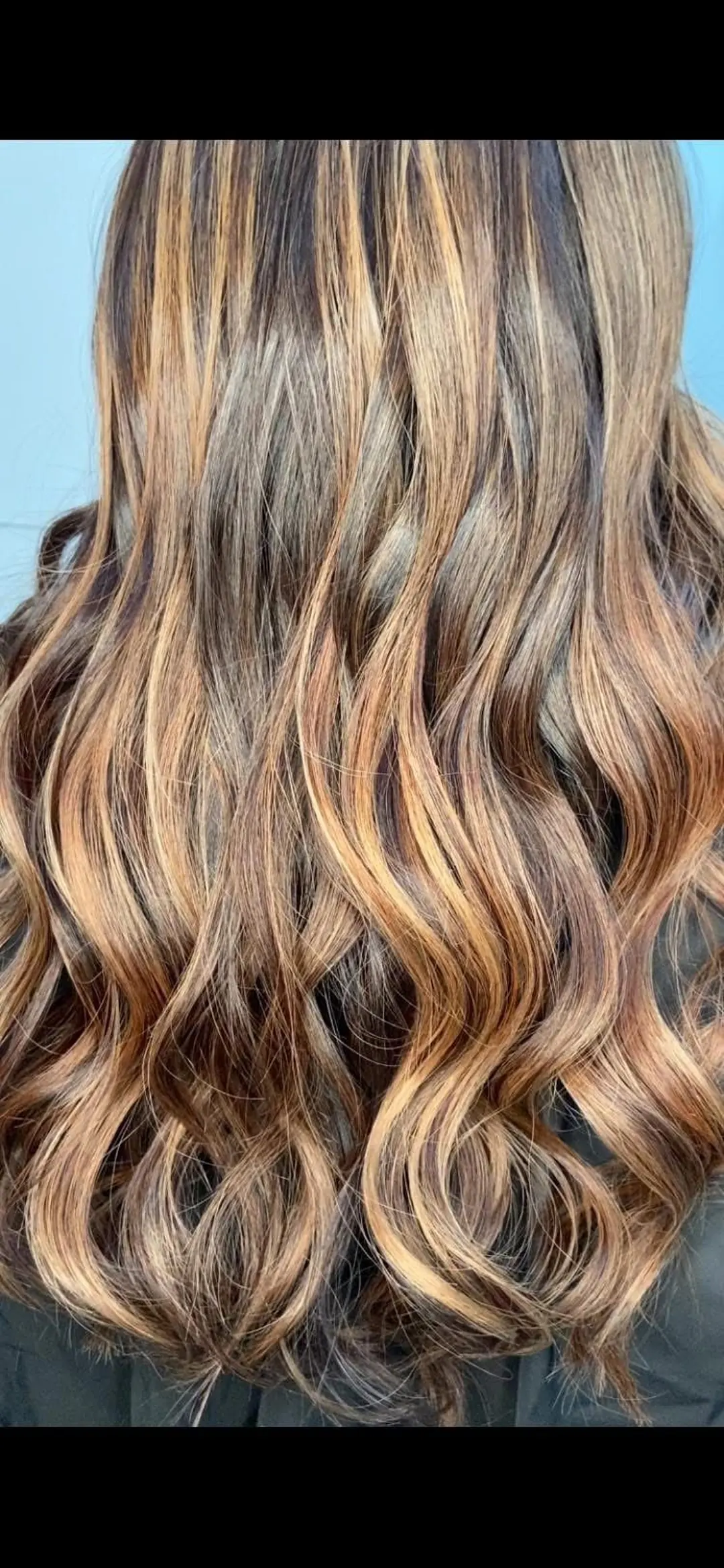 Balayage caramelo con ondas y reflejos dorados