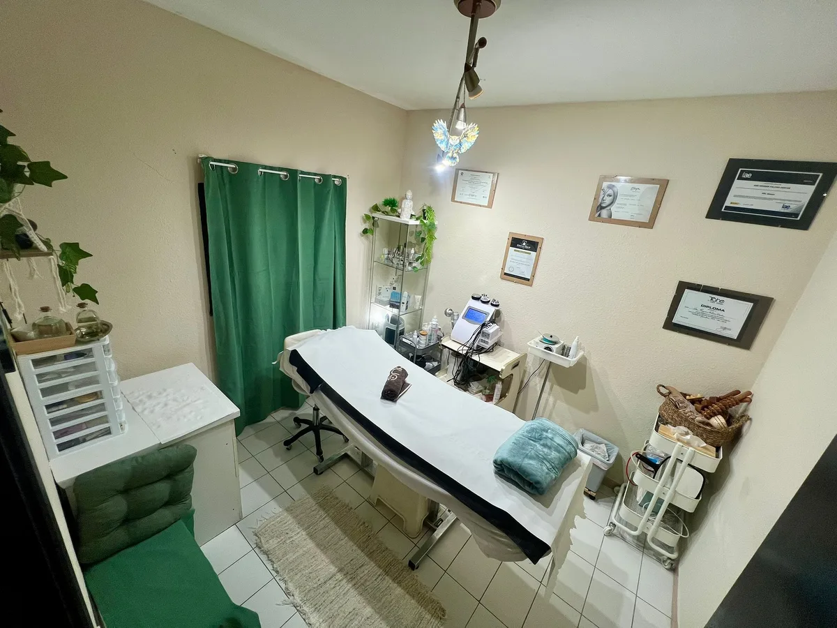 Vista angular de la cabina de estética con equipo profesional