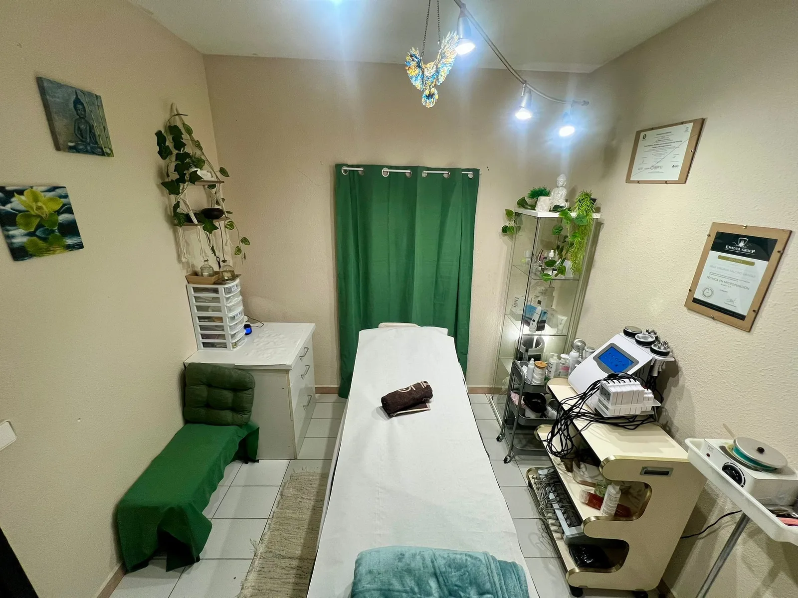 Cabina de estética facial y corporal en Studio Virginia Falcão Cambrils — vista frontal