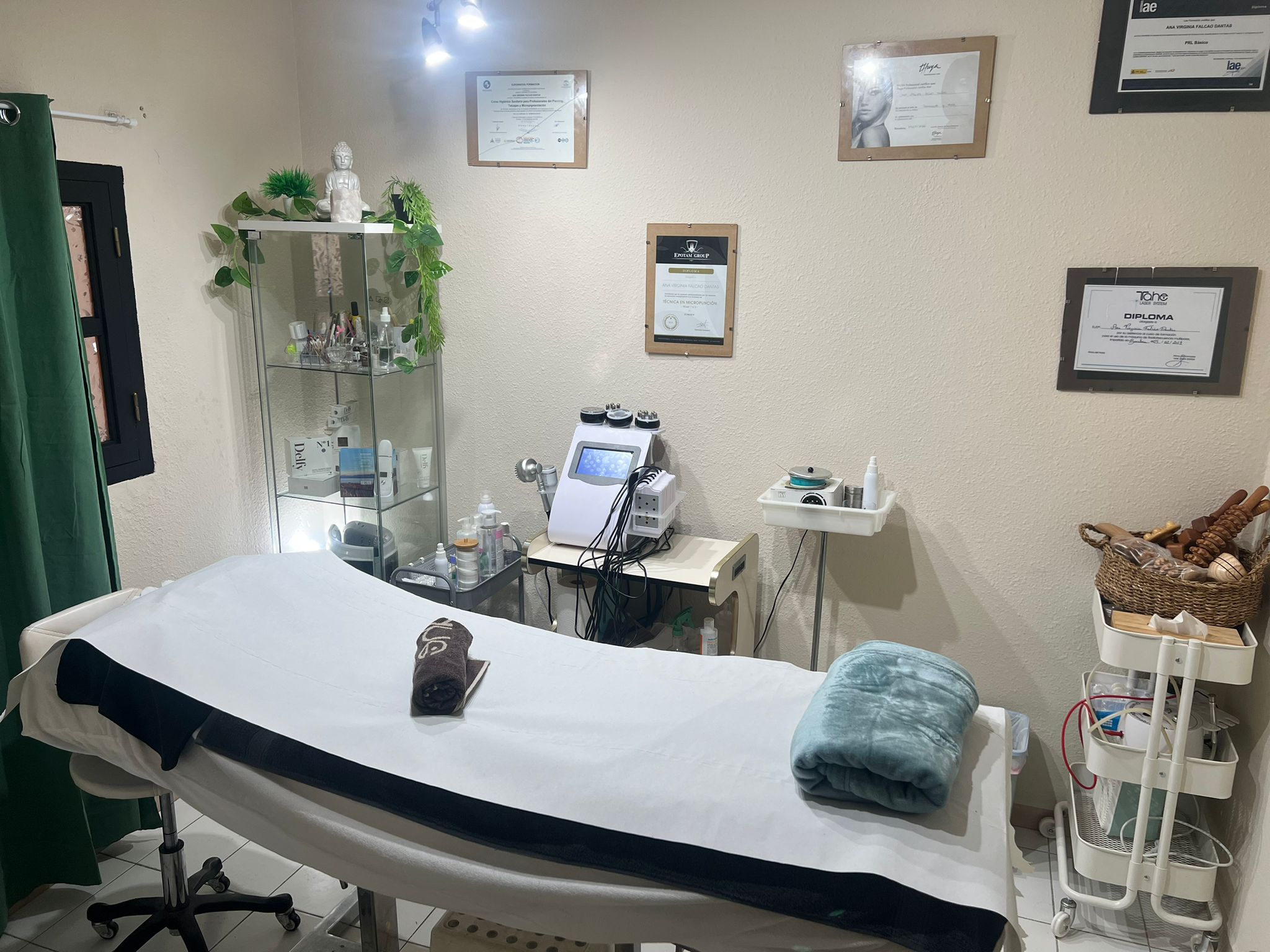 Cabina privada de estética con aparatología en Studio Virginia Falcão Cambrils