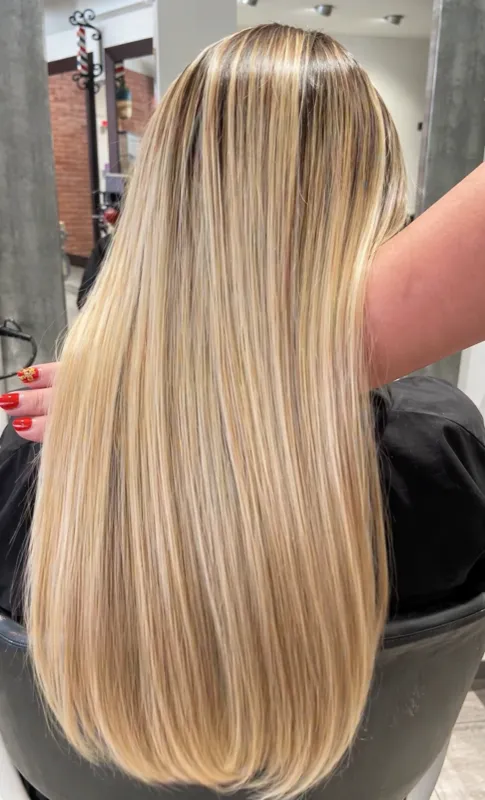 Balayage rubio realizado en Studio Virginia Falcão
