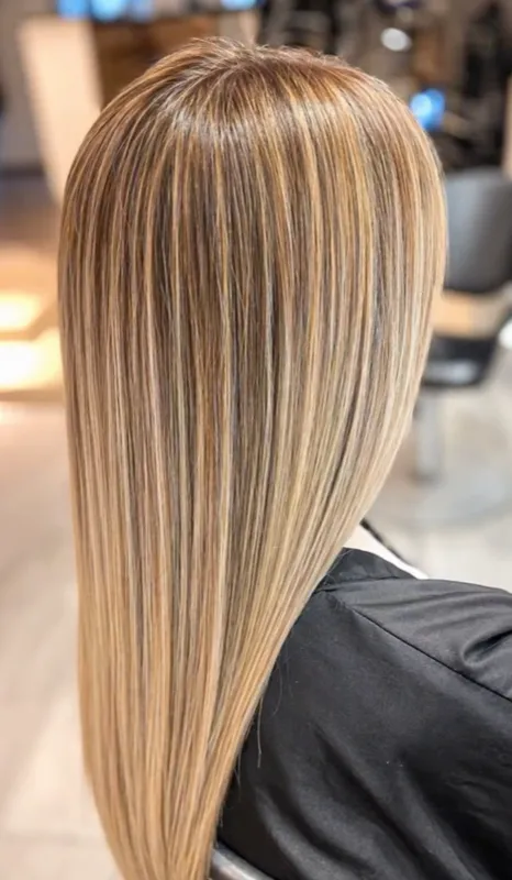 Mechas rubias con acabado pulido en Studio Virginia Falcão