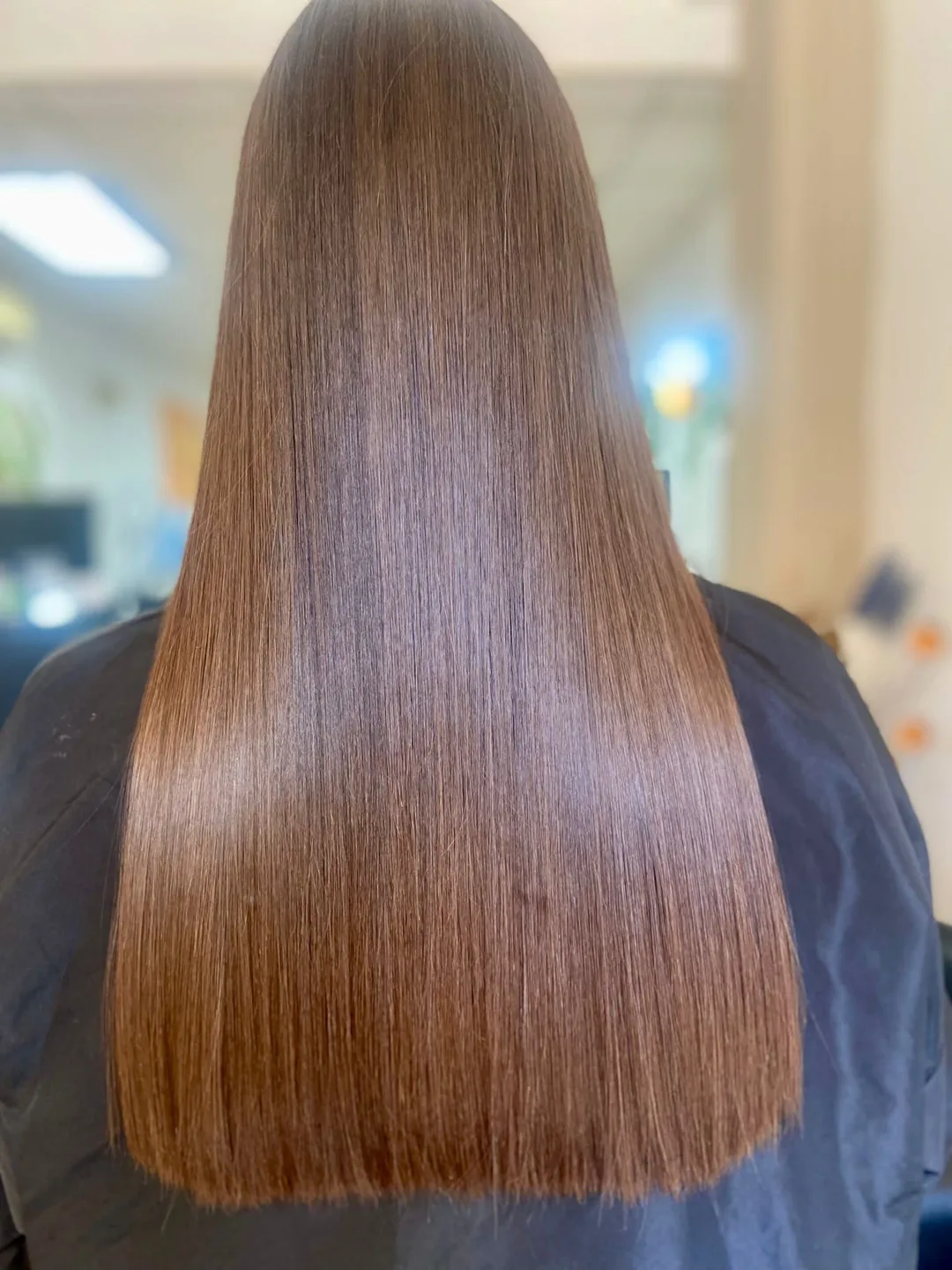Alisado con keratina, acabado liso y brillo profesional