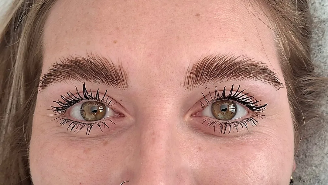 Resultado real de laminado de cejas — Studio Virginia Falcão Cambrils
