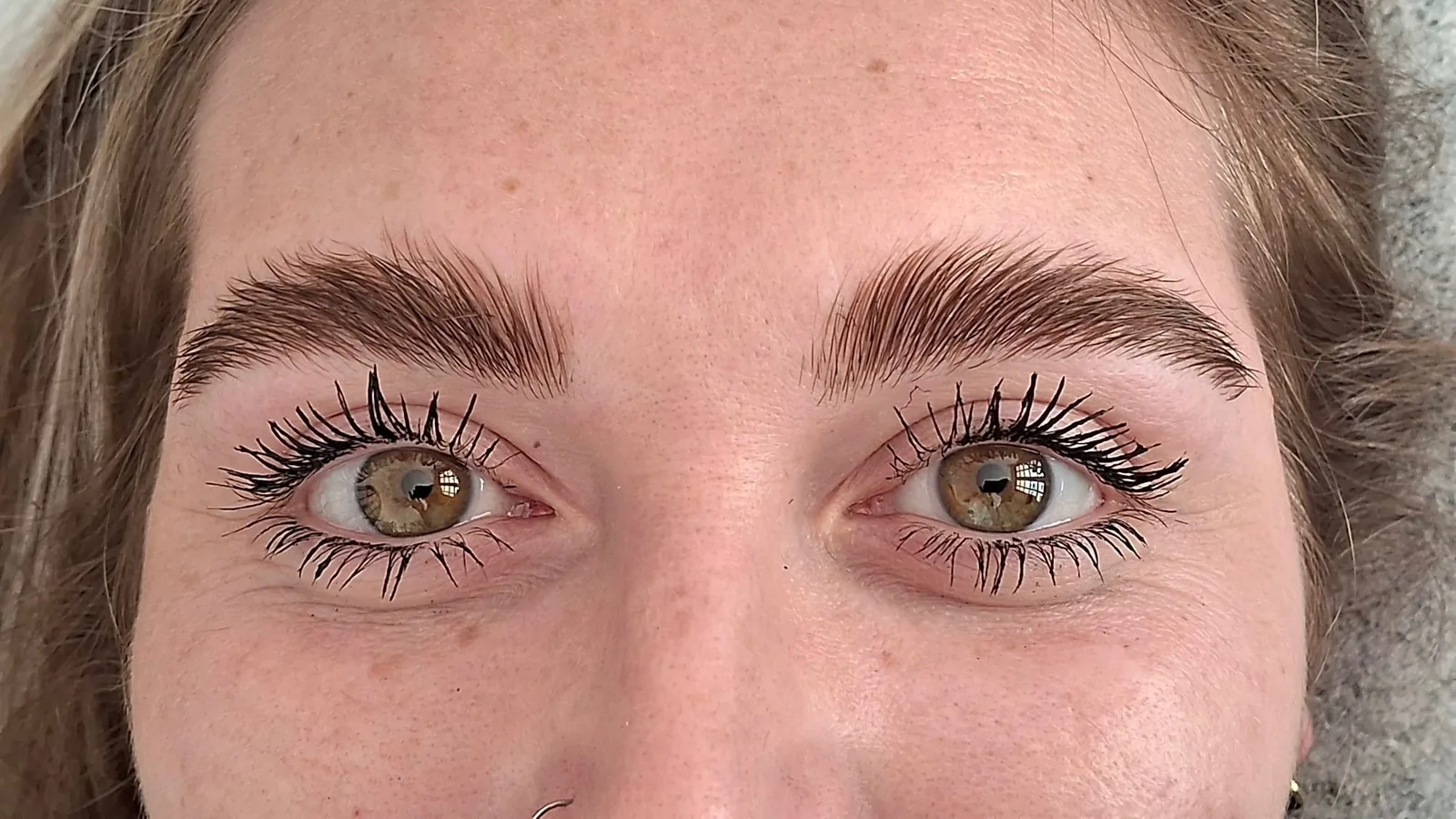 Resultado real de laminado de cejas: cejas peinadas y fijadas en el Studio Virginia Falcão Cambrils