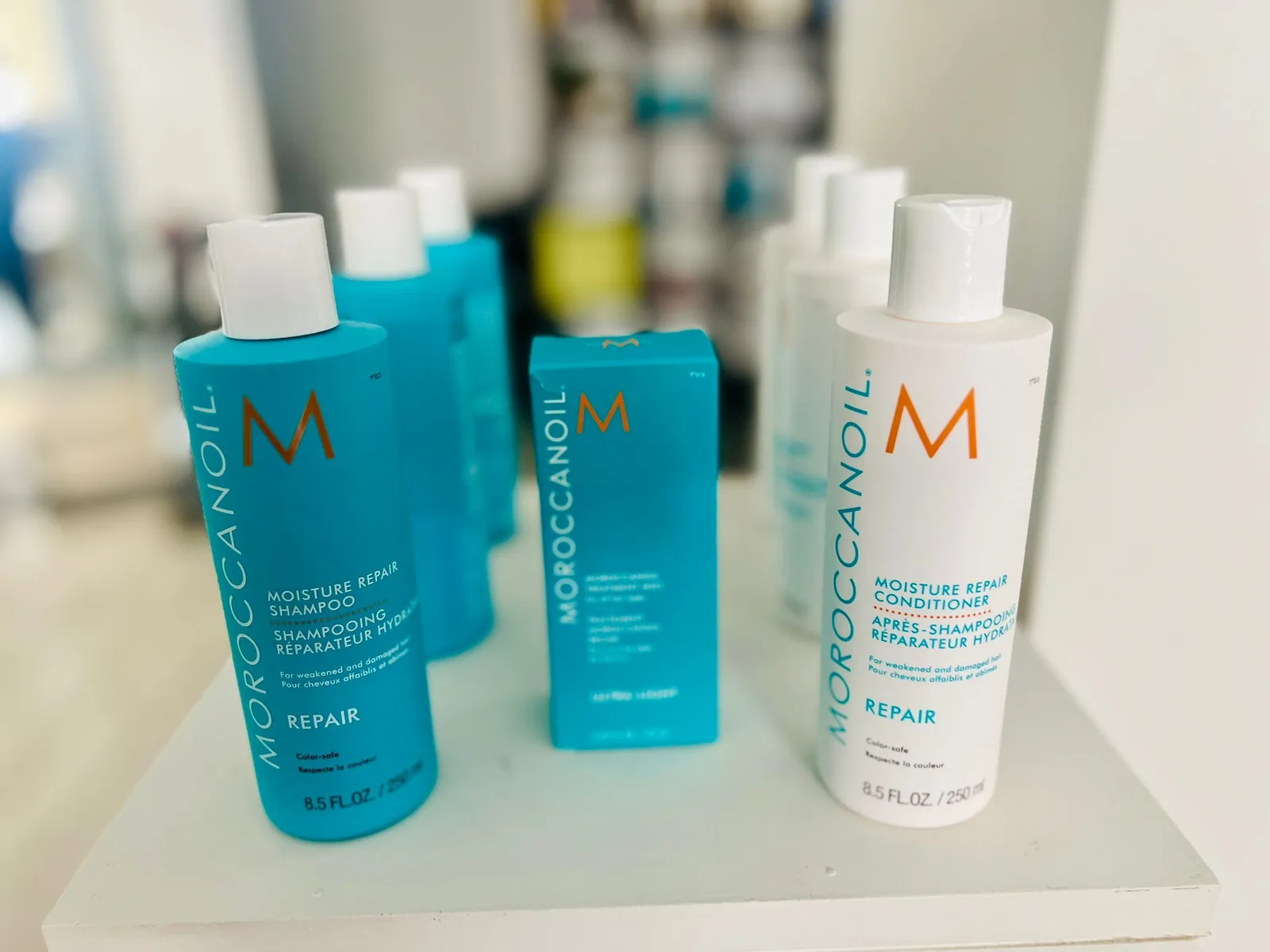 Línea Moroccanoil Moisture Repair (champú, acondicionador y caja) disponible en el studio de Virginia Falcão en Cambrils