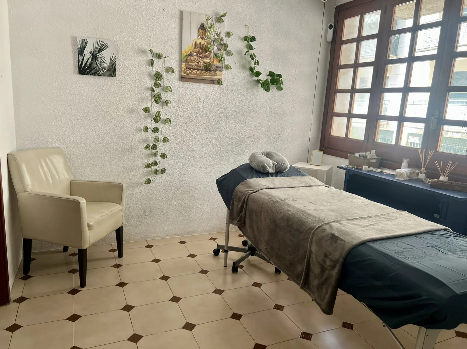 Sala privada de pestañas y cejas en Studio Virginia Falcão Cambrils — camilla y zona de relax
