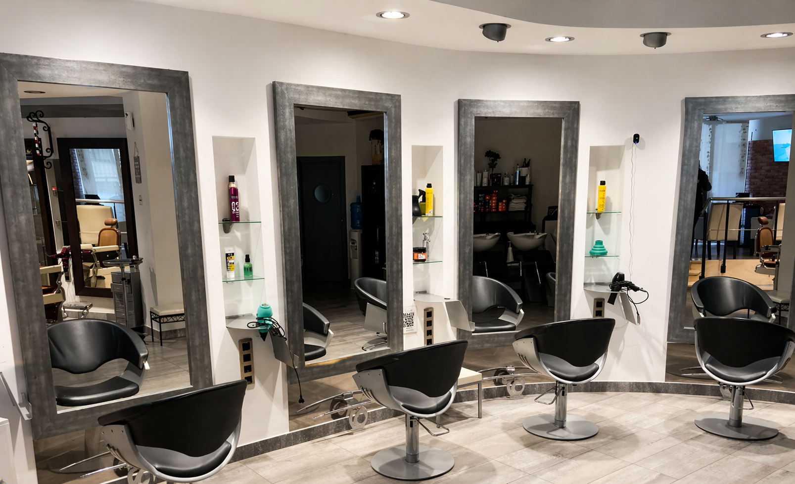 Zona de peluquería del Studio Virginia Falcão en Cambrils