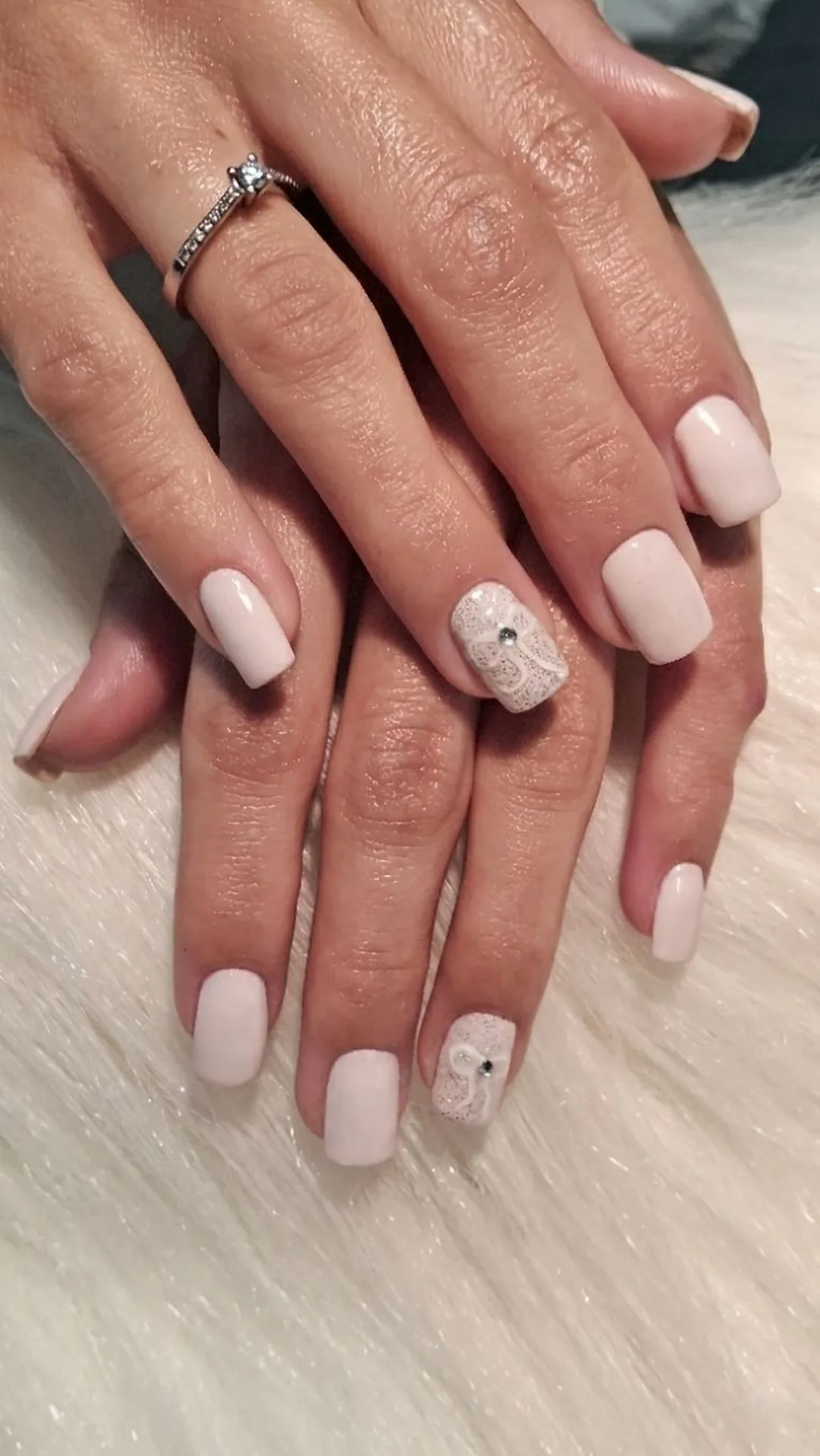Manicura semipermanente nude blanco con nail art y glitter en Studio Virginia Falcão Cambrils