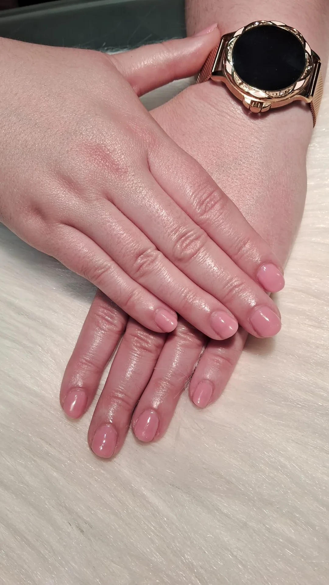 Manicura semipermanente nude rosado en Studio Virginia Falcão Cambrils
